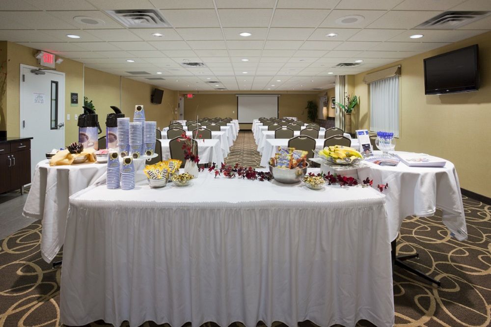 Holiday Inn Express Hotel & Suites Rogers, an IHG Hotel