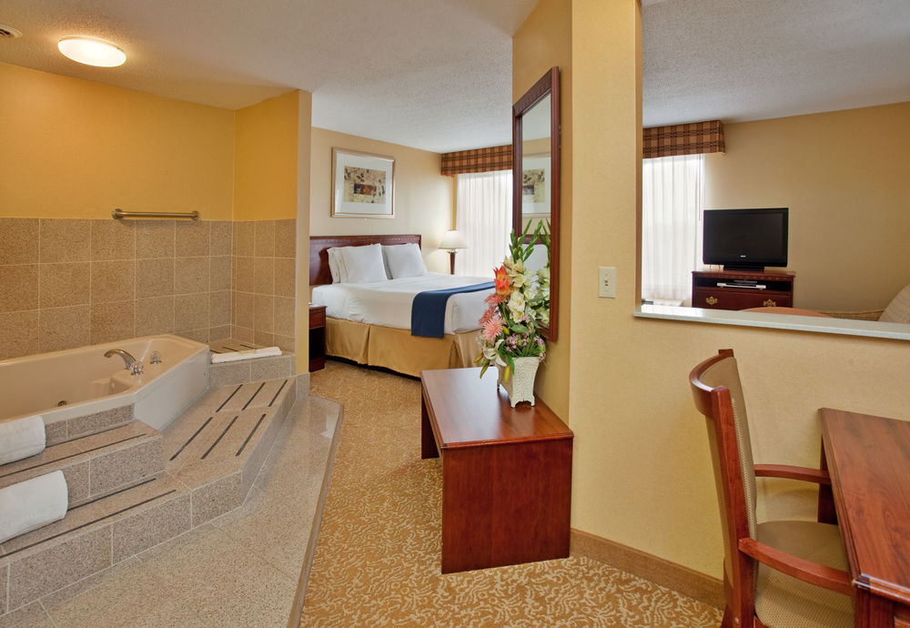 HOLIDAY INN EXPRESS HOTEL AND SUITES FENTON (I-44)