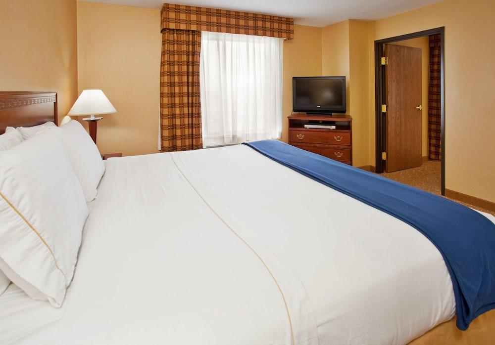 HOLIDAY INN EXPRESS HOTEL AND SUITES FENTON (I-44)