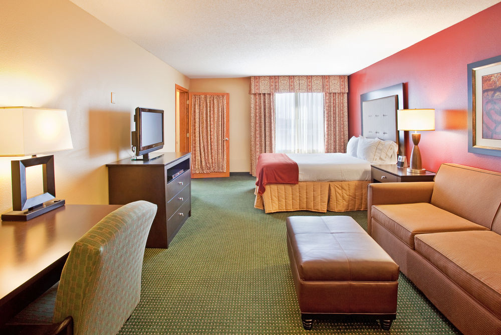 HOLIDAY INN EXPRESS HOTEL AND SUITES NORFOLK
