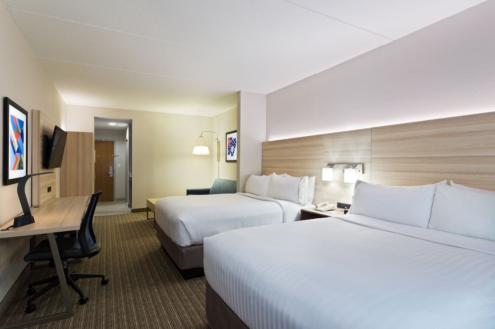 HOLIDAY INN EXPRESS HOTEL AND SUITES TAVARES