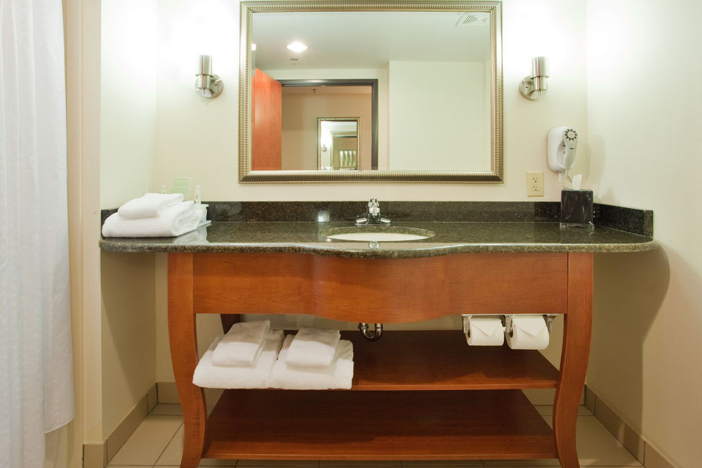 HOLIDAY INN EXPRESS HOTEL AND SUITES FREDERICKSBURG